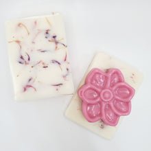 Load image into Gallery viewer, Flower Garden - Safe &amp; Natural Wax Melts with Dried Bee Balm Flower Petals
