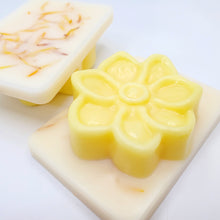 Load image into Gallery viewer, Dandelion &amp; Fresh Cut Grass - Safe &amp; Natural Wax Melts with Dried Calendula Flower Petals
